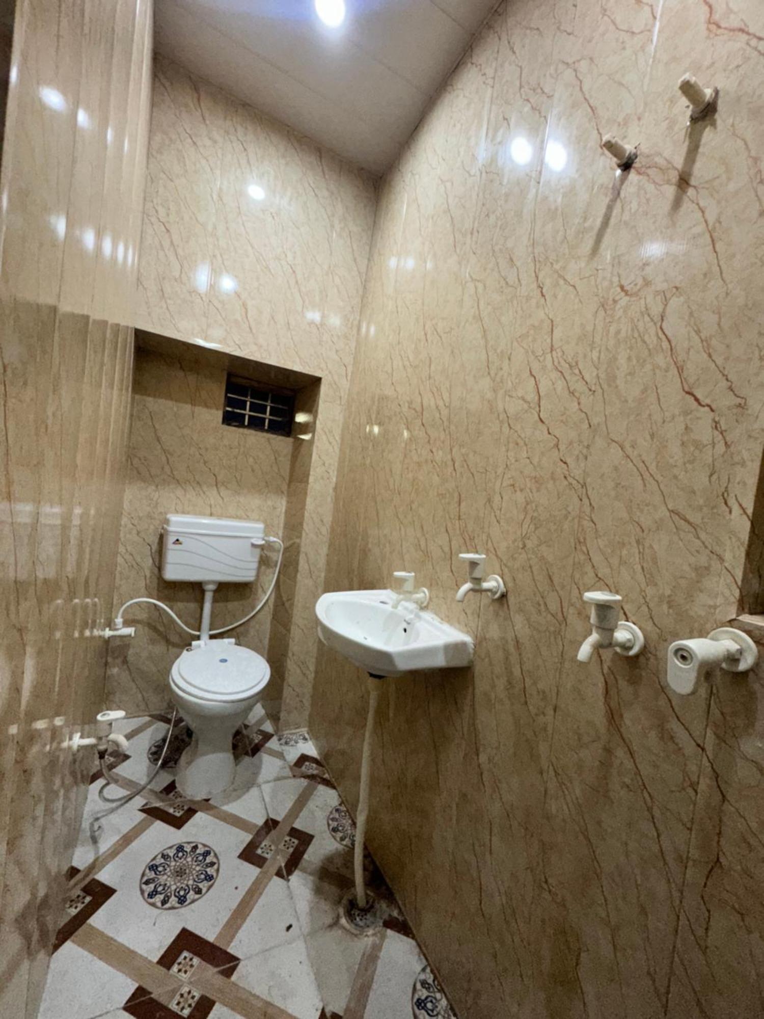 Pakhi Residency Hotel Vrindavan Bagian luar foto