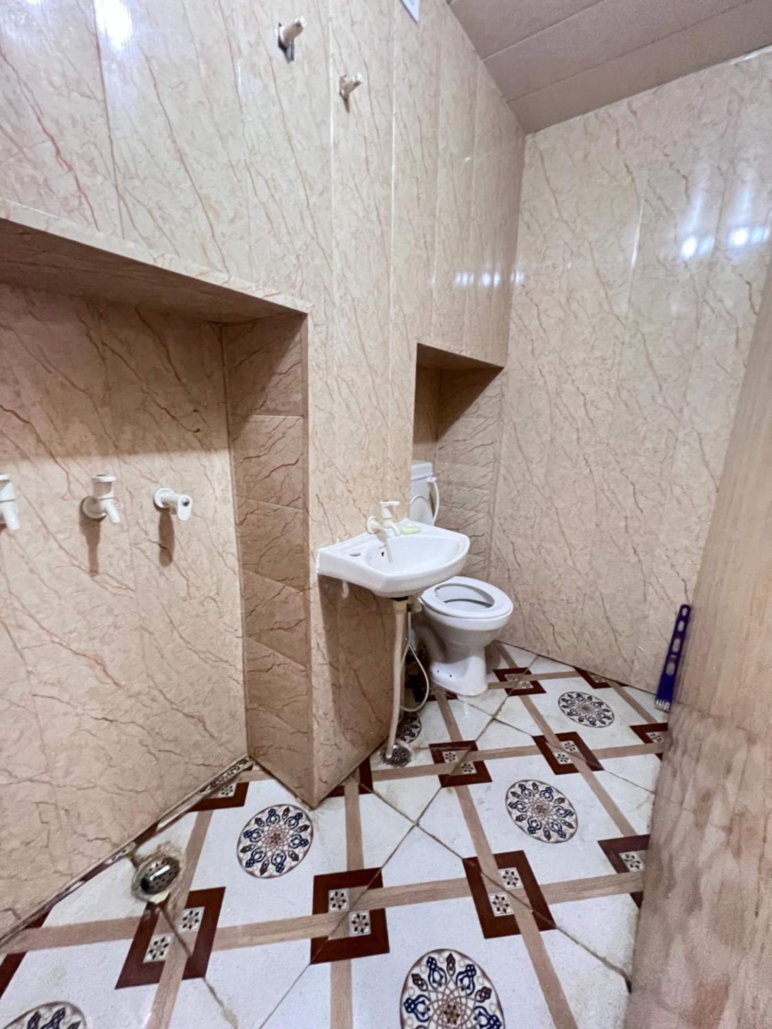 Pakhi Residency Hotel Vrindavan Bagian luar foto